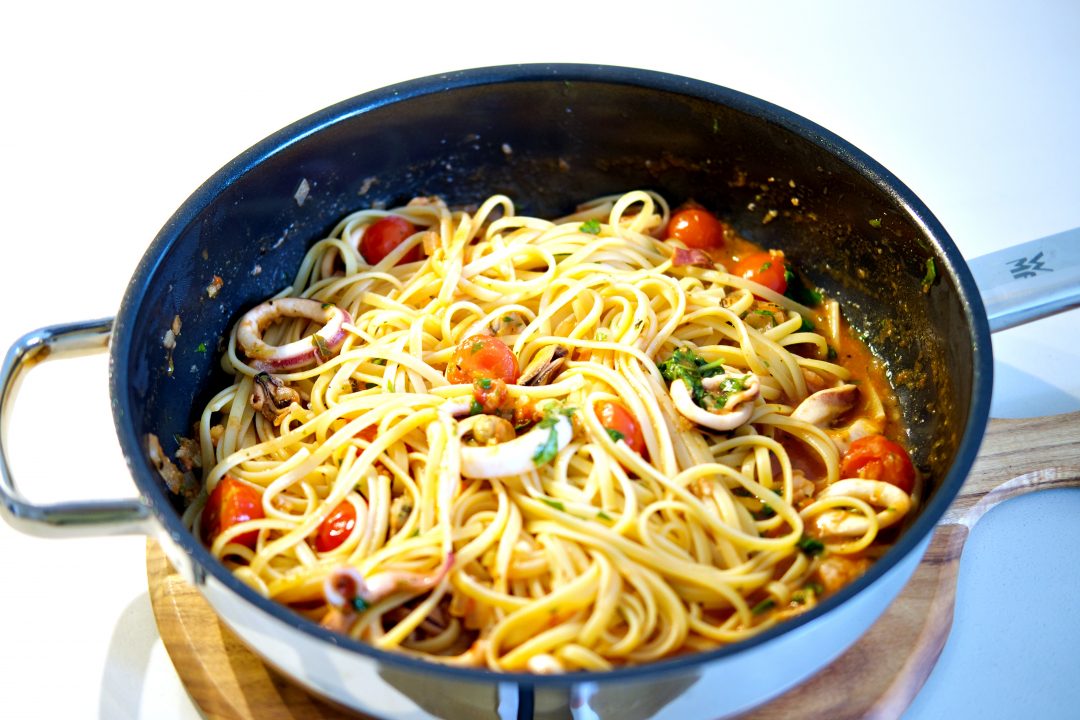 Linguine mit Meeresfrüchten in einer Tomaten- Weisswein Sauce