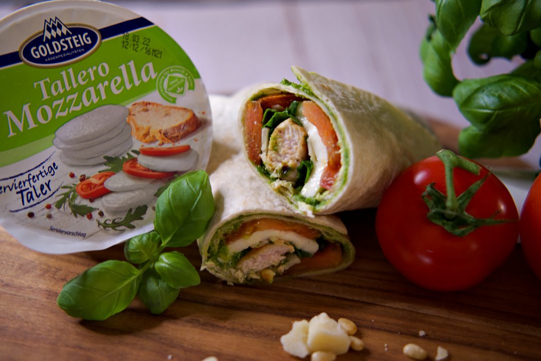 Italienische Wraps mit grünem Pesto Tomate Mozzarella Hähnchenbrust